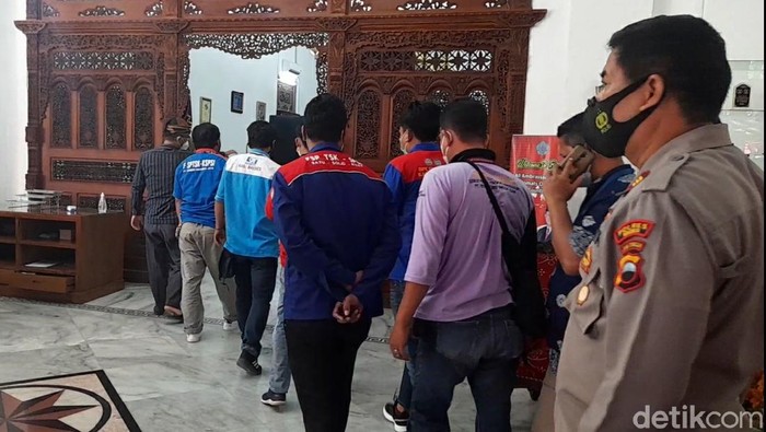 Belasan perwakilan buruh mendatangi Pendopo Bupati Brebes untuk audiensi, Kamis (5/8/2021)