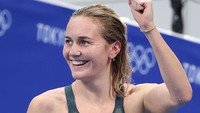 Perenang wanita Australia lainnya yang turut menorehkan prestasi di Olimpiade Tokyo 2020 adalah Ariarne Titmus. Ia berhasil menyumbang sejumlah medali untuk negaranya di antaranya 2 emas, 1 silver dan 1 perunggu. Davis Ramos/Getty Images