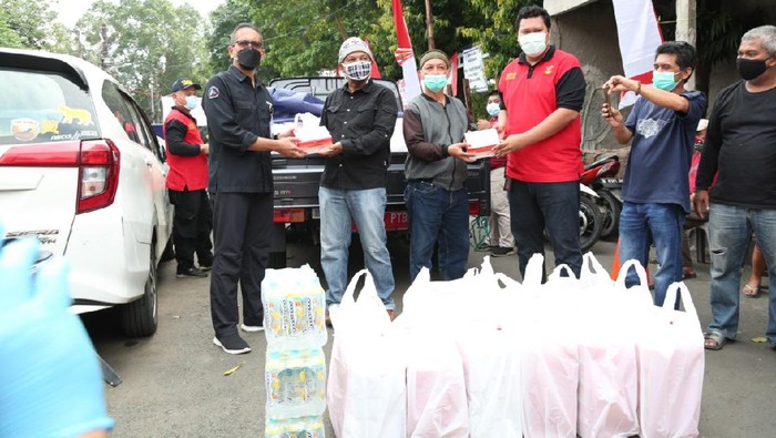 CT Arsa Foundation-Dompet Amal Transmedia dan Kemensos menyalurkan bantuan