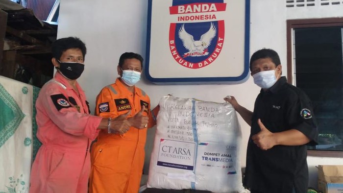 CT ARSA Foundation memberikan bantuan APD kepada Relawan Banda Indonesia di Balikpapan, Kalteng.