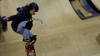 Tak sedikit anak-anak yang terinspirasi untuk melatih kemampuan bermain skateboard usai Rayssa berhasil meraih medali perak.