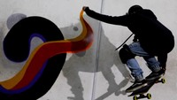 Meningkatnya popularitas skateboard juga membuat toko-toko yang menjaul peralatan skateboard diburu pembeli.