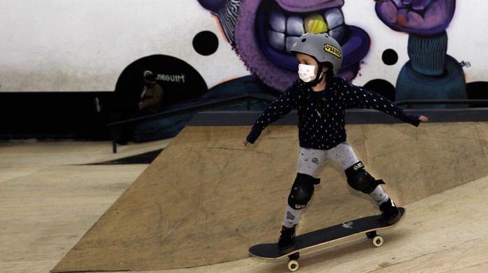 Demam Olimpiade 2020, Anak-anak Brasil Keranjingan Main Skateboard Skateboard kian digandrungi anak-anak di Brasil usai atlet skateboard Brasil yang masih berusia 13 tahun sukses raih medali perak di Olimpiade Tokyo 2020.