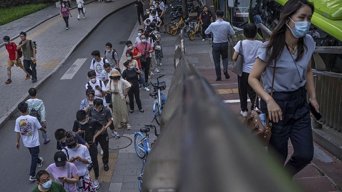 Wuhan kini kembali diserang virus Corona melalui varian delta. Pemerintah terkait pun gerak cepat dengan menggelar tes PCR massal.