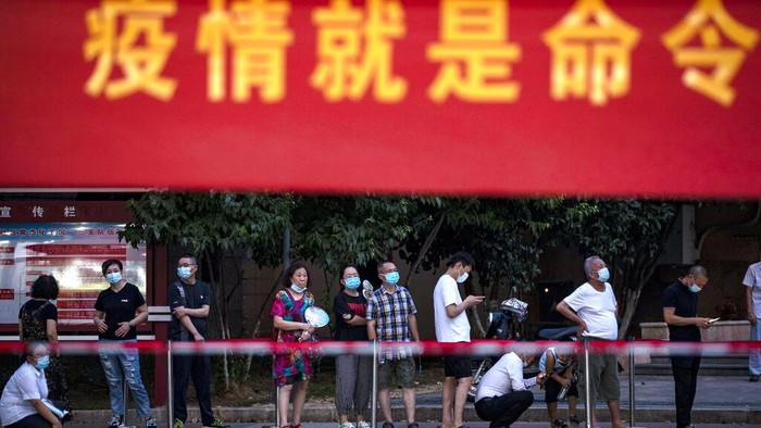 Diacak-acak Varian Delta, China Tes PCR Massal Wuhan kini kembali diserang virus Corona melalui varian delta. Pemerintah terkait pun gerak cepat dengan menggelar tes PCR massal.