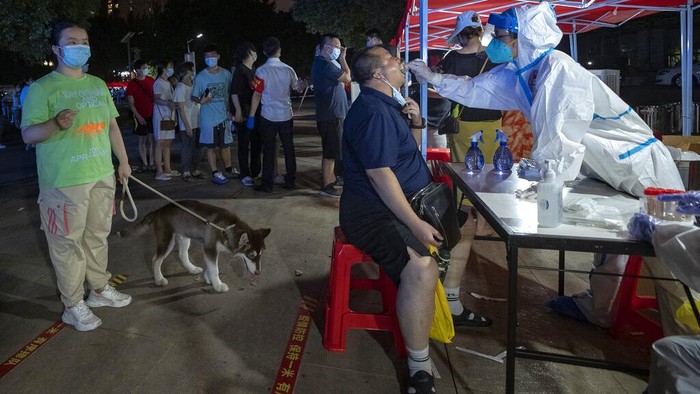 Wuhan kini kembali diserang virus Corona melalui varian delta. Pemerintah terkait pun gerak cepat dengan menggelar tes PCR massal.