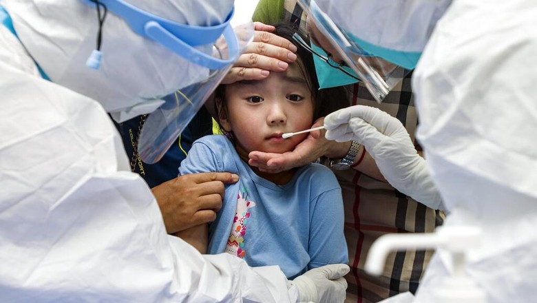 Diacak-acak Varian Delta, China Tes PCR Massal Wuhan kini kembali diserang virus Corona melalui varian delta. Pemerintah terkait pun gerak cepat dengan menggelar tes PCR massal.