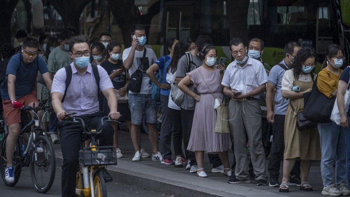 Diacak-acak Varian Delta, China Tes PCR Massal Wuhan kini kembali diserang virus Corona melalui varian delta. Pemerintah terkait pun gerak cepat dengan menggelar tes PCR massal.