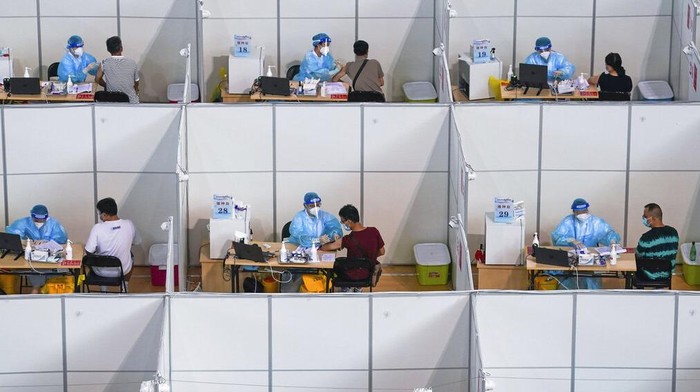 Wuhan kini kembali diserang virus Corona melalui varian delta. Pemerintah terkait pun gerak cepat dengan menggelar tes PCR massal.