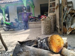 Boneka Kayu-Diang Depan Rumah Cara Warga Blitar Tangkal Pagebluk