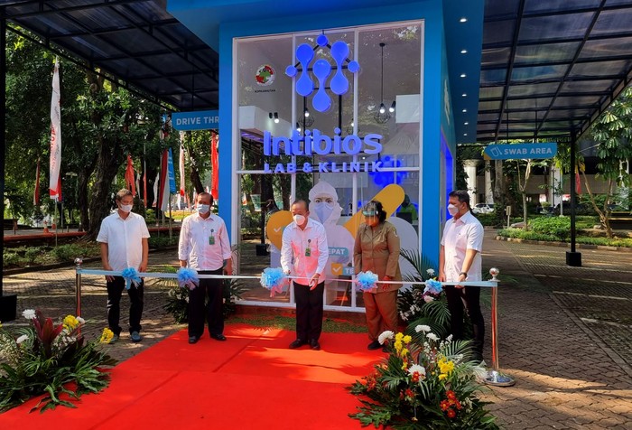 Pandemi COVID-19 memaksa kita untuk terus beradaptasi dari segala lini, tak terkecuali untuk kesehatan di lingkungan kerja. Seperti ini salah satunya. Lingkungan kerja, apalagi yang menjadi tempat interaksi masyarakat luas, haruslah aman dan sehat serta tetap dapat melayani secara fungsional. Selain gedung perkantoran, kantor-kantor pemerintahan harus pula menerapkan standar dan menyediakan layanan pendukung untuk menciptakan lingkungan yang aman dan sehat.