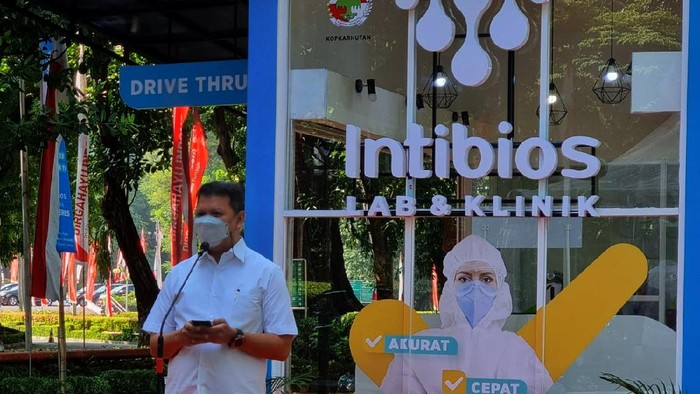 Pandemi COVID-19 memaksa kita untuk terus beradaptasi dari segala lini, tak terkecuali untuk kesehatan di lingkungan kerja. Seperti ini salah satunya. Lingkungan kerja, apalagi yang menjadi tempat interaksi masyarakat luas, haruslah aman dan sehat serta tetap dapat melayani secara fungsional. Selain gedung perkantoran, kantor-kantor pemerintahan harus pula menerapkan standar dan menyediakan layanan pendukung untuk menciptakan lingkungan yang aman dan sehat.