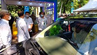 Kini layanan drive thru tes Swab-PCR pun hadir dan tersedia di kawasan parkir Manggala Wanabakti, Rabu (4/8). Layanan drive thru ini mengambil lahan sekitar 400 meter persegi dari kawasan parkir gedung tersebut tidak akan menggangu mobilitas dan pelayanan KLHK. Foto: dok. KLHK