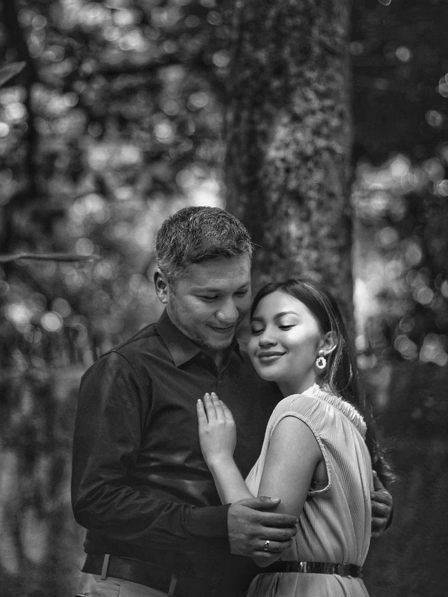 Keduanya mampu berpose mesra selayaknya sepasang kekasih. Filmnya sendiri memasangkan Ariel Tatum dan Gading Marten sebagai suami-istri. Foto: Instagram/@gadiiing, @nikytanjung