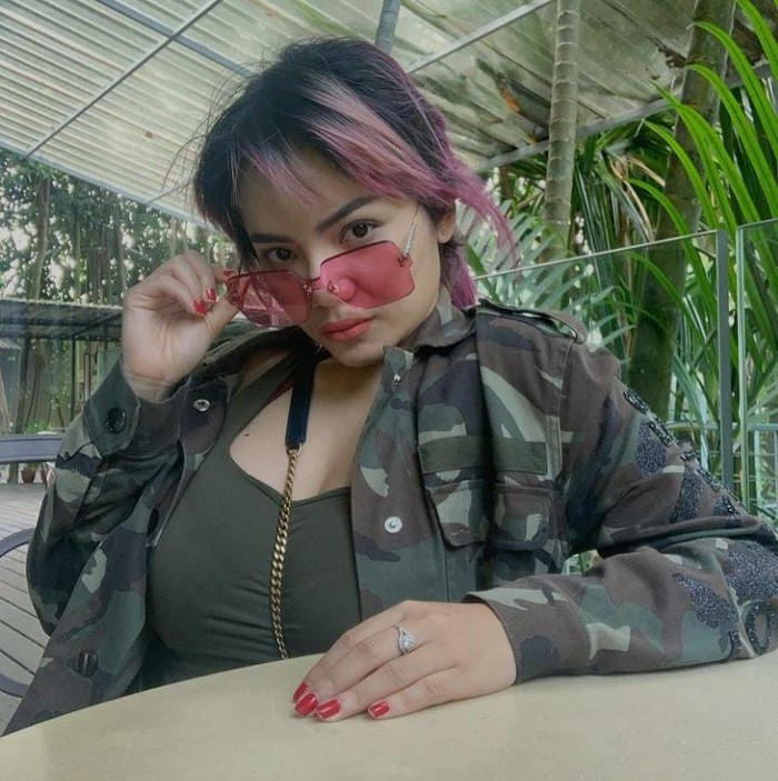 Galeri Dinar Candy Heboh Dinar Candy Berbikini di Jalan, Intip Gayanya Hangout di Kafe