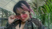 Tak hanya melalui foto, aksi nekat Dinar Candy ternyata juga tak jauh dari sensualitas. Dinar Candy baru saja menghebohkan dunia maya dengan aksinya yang berbeda saat protes terkait kebijakan PPKM yang ditetapkan oleh pemerintah. Foto: Instagram/dinar_candy