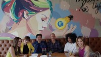 Bersama dengan rekan kerja lainnya, Dinar Candy juga terlihat pernah menghabiskan waktu bersama. Seusai melakukan syuting, Dinar Candy, Jessica Iskandar, Nia Ramadhani, Babe Cabita dan yang lainnya terlihat masih santai mengobrol dan makan bersama. Foto: Instagram/dinar_candy