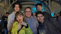 Menghabiskan waktu malam bersama teman-teman juga menjadi cara Dinar Candy menutup harinya yang panjang. Sekadar bertemu teman untuk nongkrong bersama menjadi kegiatan Dinar Candy untuk melepas lelahnya. Foto: Instagram/dinar_candy