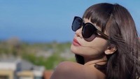 Pemilik nama asli Dinar Miswari ini dikenal sebagai disk jockey atau DJ yang sensasional. Pose seksinya di media sosial membuat namanya identik dengan sosok sensual. Foto: Instagram/dinar_candy