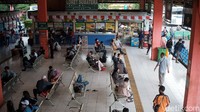 Tak tanggung-tanggung, jumlah penumpang bus di Terminal Kampung Rambutan turun sampai 90% imbas pandemi COVID-19. Alhasil, bus-bus AKAP lebih sering ngetem di terminal.