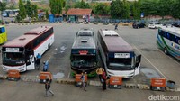 Pada hari ini, jarang ada teriakan khas para kernet bus yang merayu calon penumpang menggunakan jasanya. Bunyi klakson pun sepi.  