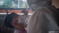 Calon penumpang menjalani tes usap antigen sebagai syarat perjalanan. Penumpang wajib negatif COVID-19.
