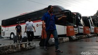 Para sopir bus juga pasrah karena sepinya terminal. Kadang bus tak ada penumpang dalam sehari.  
