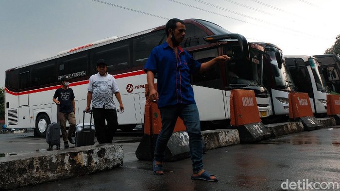 Penumpang bus Terminal Kampung Rambutan, Jakarta, turun 90% imbas pandemi COVID-19. Alhasil, bus-bus AKAP lebih sering ngetem di terminal.