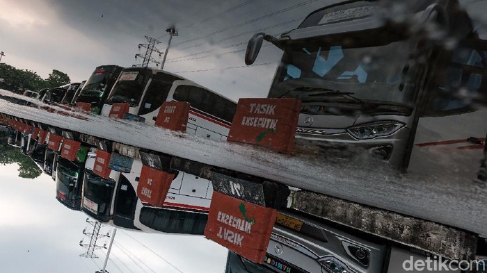 Penumpang bus Terminal Kampung Rambutan, Jakarta, turun 90% imbas pandemi COVID-19. Alhasil, bus-bus AKAP lebih sering ngetem di terminal.