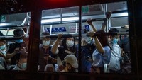 Penerbangan domestik, layanan bus jarak jauh, serta operasional taksi di kota Nanjing dan Yangzhou di Provinsi Jiangsu ditangguhkan sementara. Varian delta terdeteksi di belasan wilayah dan provinsi di China, termasuk Beijing dan Wuhan. Getty Images/Kevin Frayer