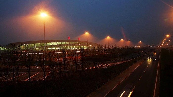 Gegara Varian Delta Melonjak, Bandara di China Ditutup WUHAN, CHINA - APRIL 13: (CHINA OUT) A worker walks on the conveyor belt for passengers in the No. 2 Terminal Building of Wuhan Tianhe Airport on April 13, 2008 in Wuhan of Hubei Province, China. The new No. 2 Terminal Building of Tianhe Airport, which is due to open on April 15, 2008 has a annual passenger handling capacity of 13 million and a cargo handling capacity of 320,000 tons. Its 20 boarding bridges can berth 11 Boeing 737's, eight Boeing 767's and 1 A380 Airbus at the same time. (Photo by China Photos/Getty Images)