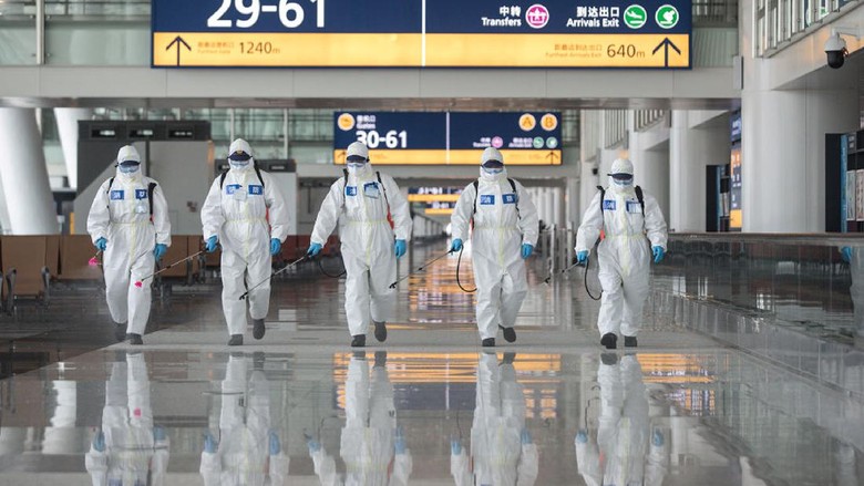 Gegara Varian Delta Melonjak, Bandara di China Ditutup WUHAN, CHINA - APRIL 13: (CHINA OUT) A worker walks on the conveyor belt for passengers in the No. 2 Terminal Building of Wuhan Tianhe Airport on April 13, 2008 in Wuhan of Hubei Province, China. The new No. 2 Terminal Building of Tianhe Airport, which is due to open on April 15, 2008 has a annual passenger handling capacity of 13 million and a cargo handling capacity of 320,000 tons. Its 20 boarding bridges can berth 11 Boeing 737s, eight Boeing 767s and 1 A380 Airbus at the same time. (Photo by China Photos/Getty Images)
