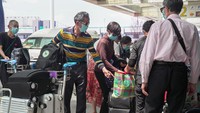 Berawal dari sembilan pekerja kebersihan bandara yang dinyatakan positif Corona, memicu bandara-bandara setempat ditutup sementara. Negara yang menjadi lokasi awal terdeteksinya virus tersebut kini sedang berjuang melawan varian Delta yang lebih menular. Getty Images/Ore Huiying