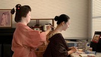 Persiapan harian seorang geisha yakni memakai riasan putih, melukis wajah dan menyempurnakan posisi wig. Di rumah AKASAKA Geisha, penjahit membantu setiap geisha mengikat kimono rumit yang masing-masing dapat menelan biaya lebih dari USD 10.000.