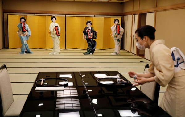 Bagian dari profesi rahasia geisha adalah hostes, penghibur, dan pemain terampil dalam seni tradisional Jepang. Mereka bekerja di dalam restoran tradisional mewah yang disebut Ryotei. Bagian dari profesi rahasia geisha adalah hostes, penghibur, dan pemain terampil dalam seni tradisional Jepang. Mereka bekerja di dalam restoran tradisional mewah yang disebut Ryotei.