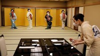 Bagian dari profesi rahasia geisha adalah hostes, penghibur, dan pemain terampil dalam seni tradisional Jepang. Mereka bekerja di dalam restoran tradisional mewah yang disebut Ryotei.