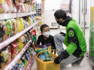 Gojek Bagi Bantuan Sembako buat Ratusan Ribu Mitra, Menhub Apresiasi