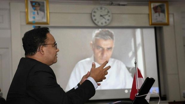Gubernur DKI Jakarta Anies Baswedan berbincang secara virtual dengan Walikota London, Sadiq Khan. (Tangkapan Layar Instagram @aniesbaswedan)