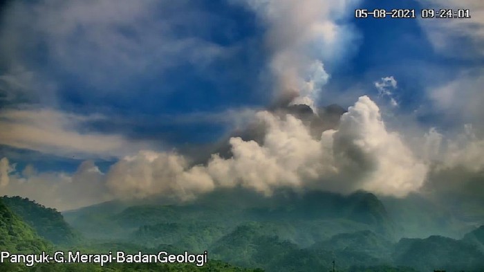Gunung Merapi luncurkan awan panas, Kamis (5/8/2021).