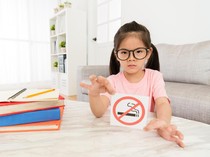 Mengenal Bahaya Thirdhand Smoke Meski Tak Merokok di Depan Anak