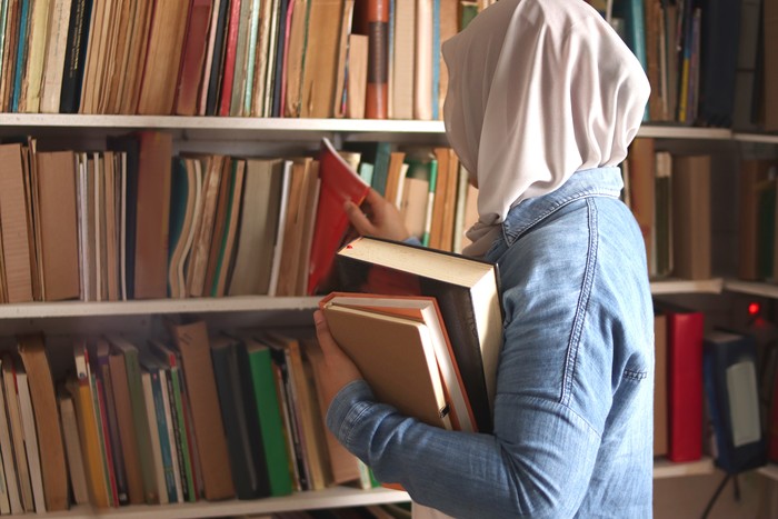 Ilustrasi mahasiswa belajar di perpustakaan
