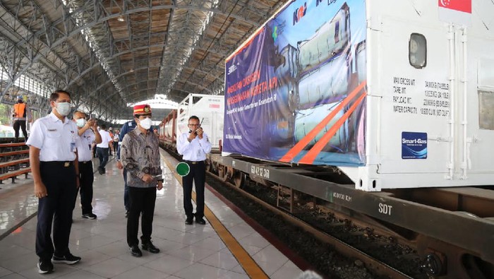 Pengiriman tabung oksigen dari Jakarta ke Surabaya.