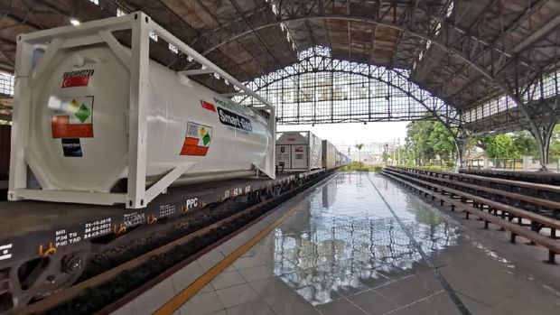 Pengiriman tabung oksigen dari Jakarta ke Surabaya.