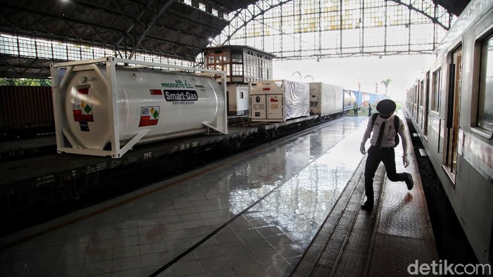 KAI Distribusikan Bantuan Oksigen dari Singapura ke Surabaya PT KAI bantu proses distribusi bantuan medis dari Singapura ke Surabaya. Hal itu dilakukan sebagai upaya untuk bantu atasi pandemi di Indonesia.