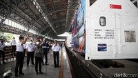 Direktur Utama KAI Didiek Hartantyo bersam Wakil Menteri Kesehatan RI Dante Saksono Harbuwono melepas bantuan isotank oksigen dari Singapura menggunakan Kereta Api Daop 1 di kawasan Stasiun Tanjung Priok, Jakarta Utara, Kamis (5/8/2021).  