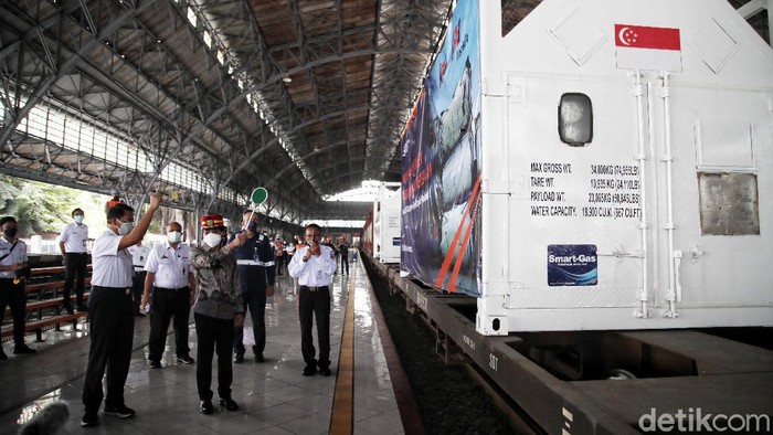 KAI Distribusikan Bantuan Oksigen dari Singapura ke Surabaya PT KAI bantu proses distribusi bantuan medis dari Singapura ke Surabaya. Hal itu dilakukan sebagai upaya untuk bantu atasi pandemi di Indonesia.