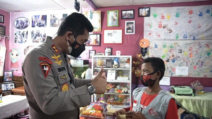 Kapolda Aceh Irjen Wahyu Widada menemui anak penderita ginjal bocor di Aceh