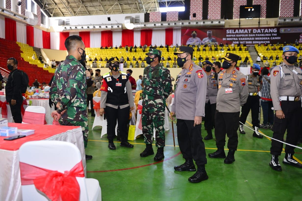 Kapolri dan Panglima TNI Tinjau Vaksinasi Merdeka Candi di Jawa Tengah