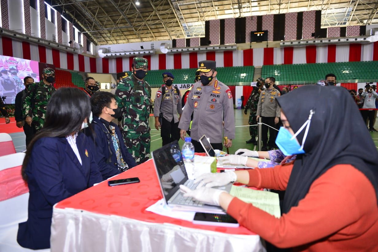 Kapolri dan Panglima TNI Tinjau Vaksinasi Merdeka Candi di Jawa Tengah
