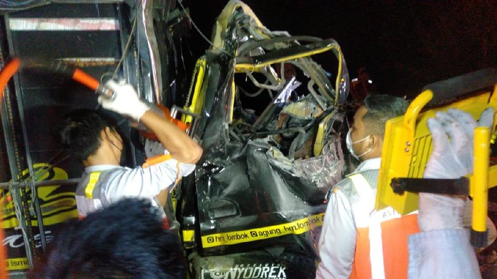 kecelakaan di tol jombang
